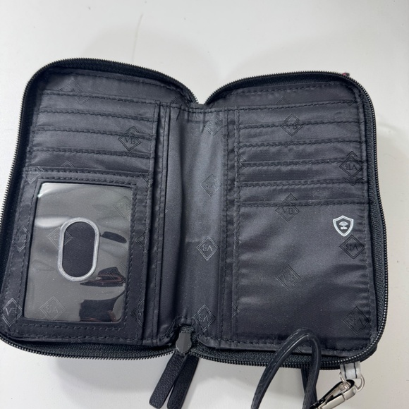 Vera Bradley Quilted Penguin Print Wallet with Crossbody Strap - RETIRED PRINT - Picture 4 of 4